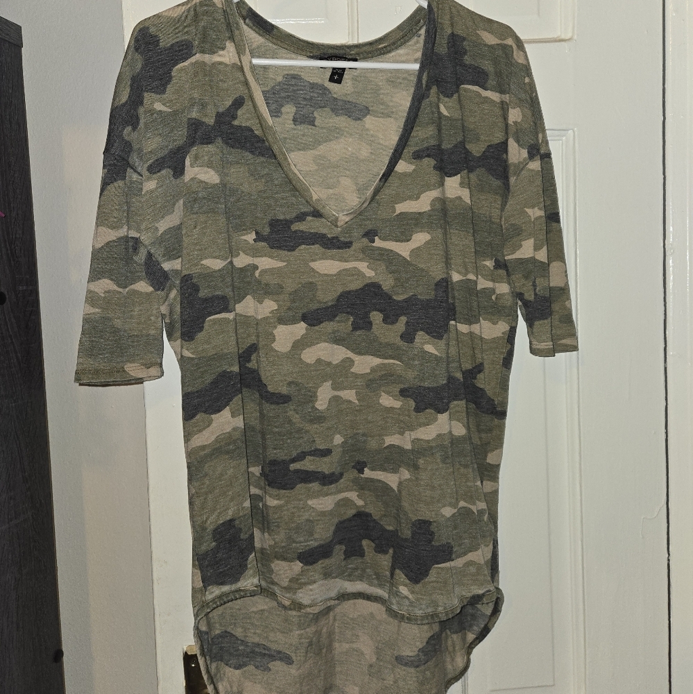 Express Camo Print V Neck Tee Size Small NEW